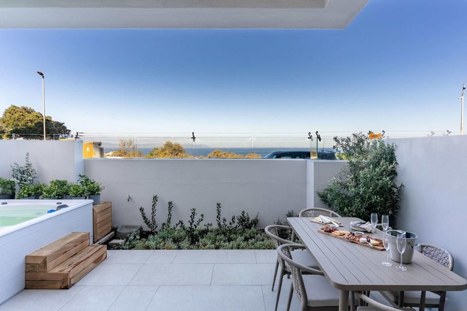 The Mira Luxury Oceanfront Jacuzzi Suite 101 Apartment in Hermanus