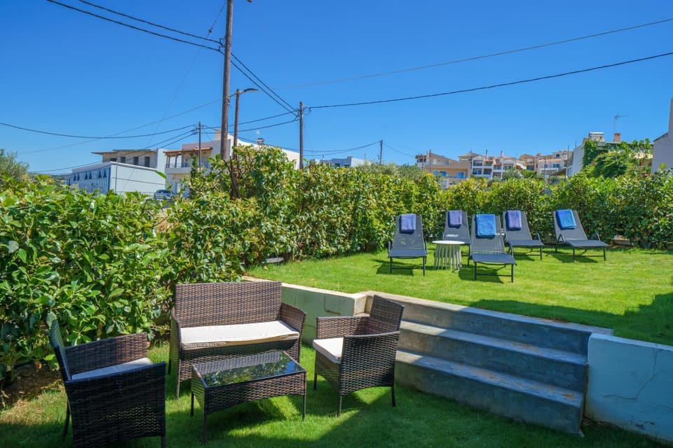 Day, Natural landscape, Garden, Seating area, Garden view, sunbed