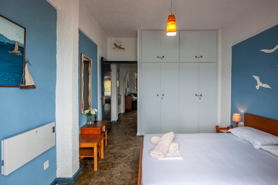 towels, wardrobe