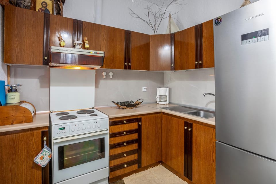 Kitchen or kitchenette, oven, stove