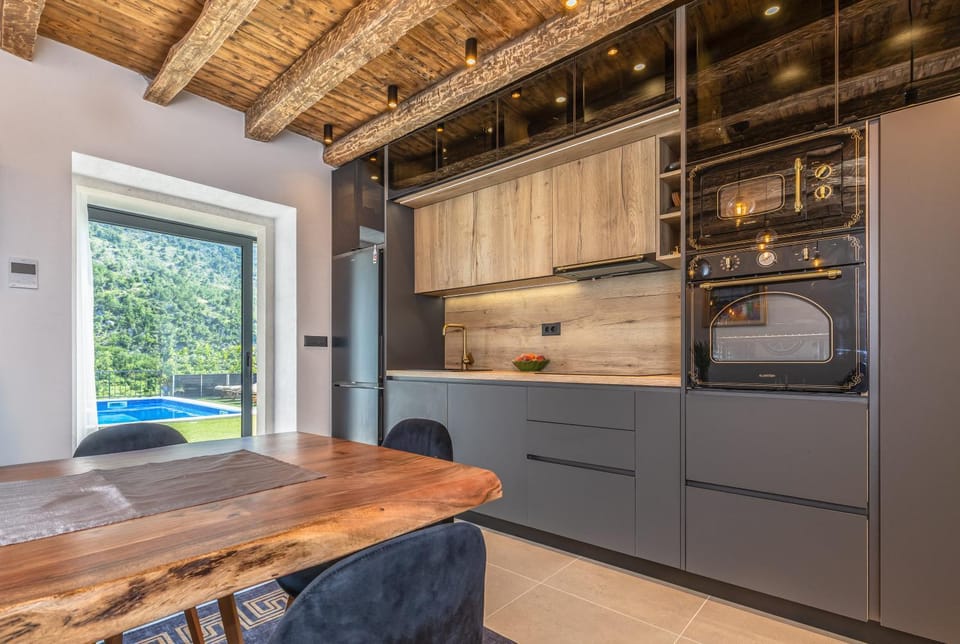 Kitchen or kitchenette, Dining area