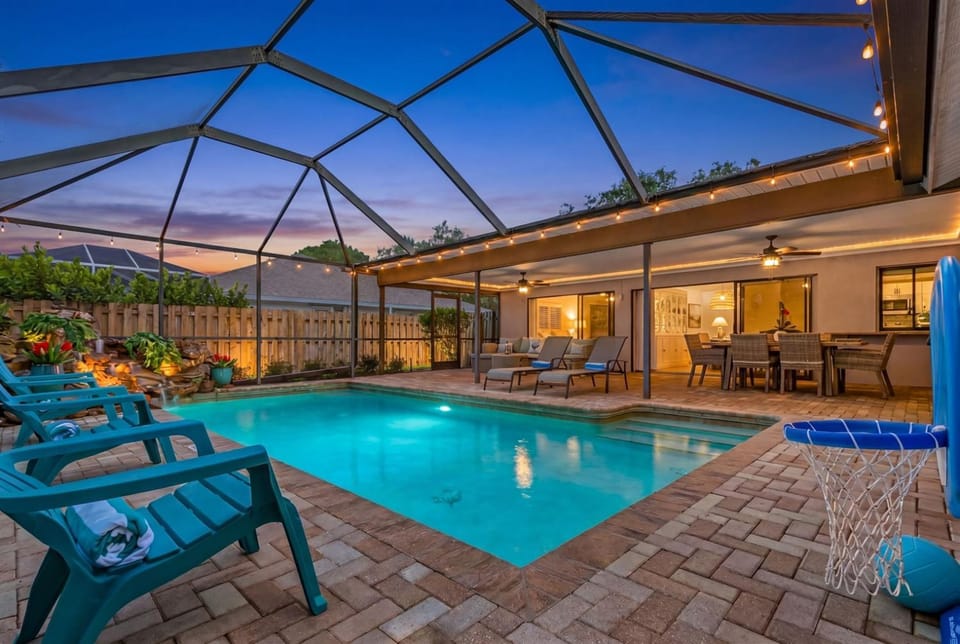 Naples 4BR Kayak Access, Heated Pool, BBQ, Lg Yard Country House in Naples