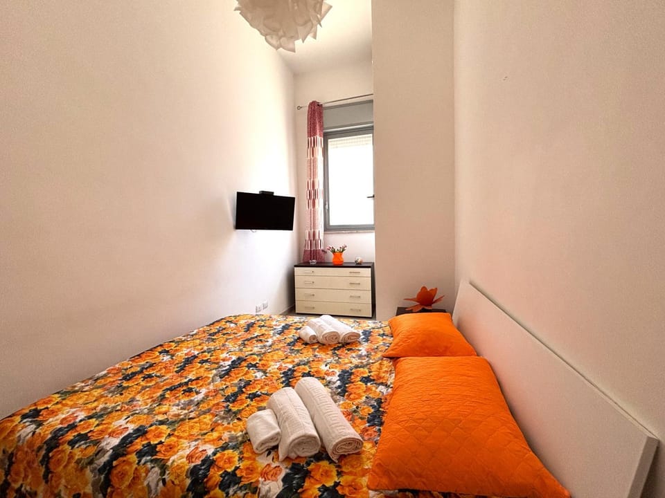 Bed, TV and multimedia, Photo of the whole room, Bedroom, towels