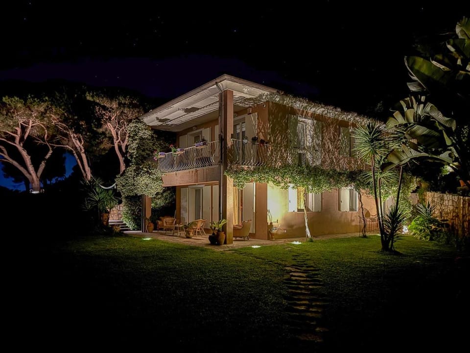 Panoramic view, garden & yoga by Host Hero Apartment in Tuscany