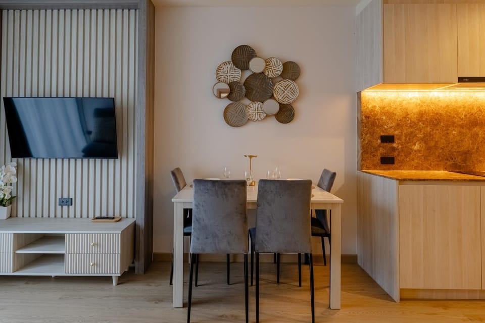 TV and multimedia, Living room, Seating area, Dining area
