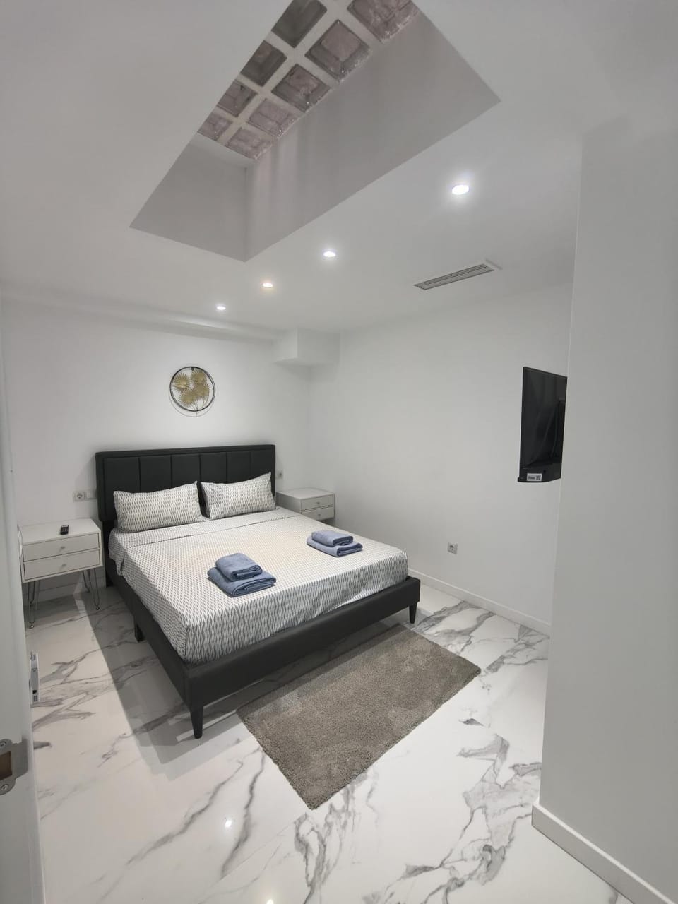 Bed, TV and multimedia, Photo of the whole room, Bedroom, towels