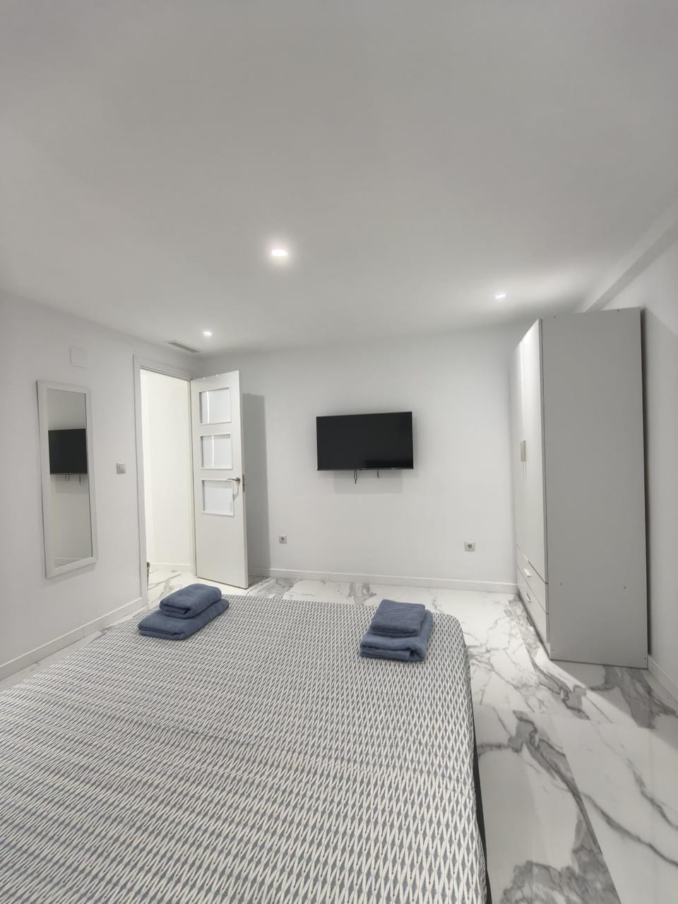 Bed, TV and multimedia, Photo of the whole room, Bedroom, towels, wardrobe