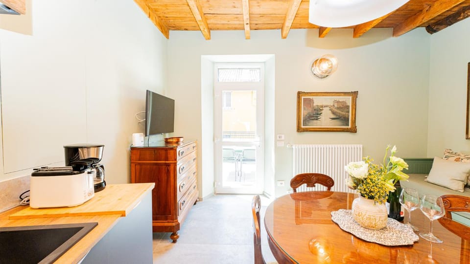 Dining area, Breakfast, kitchen, air conditioner