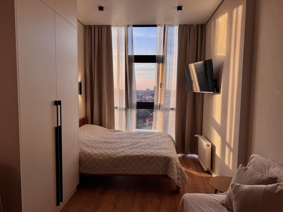Bed, TV and multimedia, Living room, Seating area, Bedroom