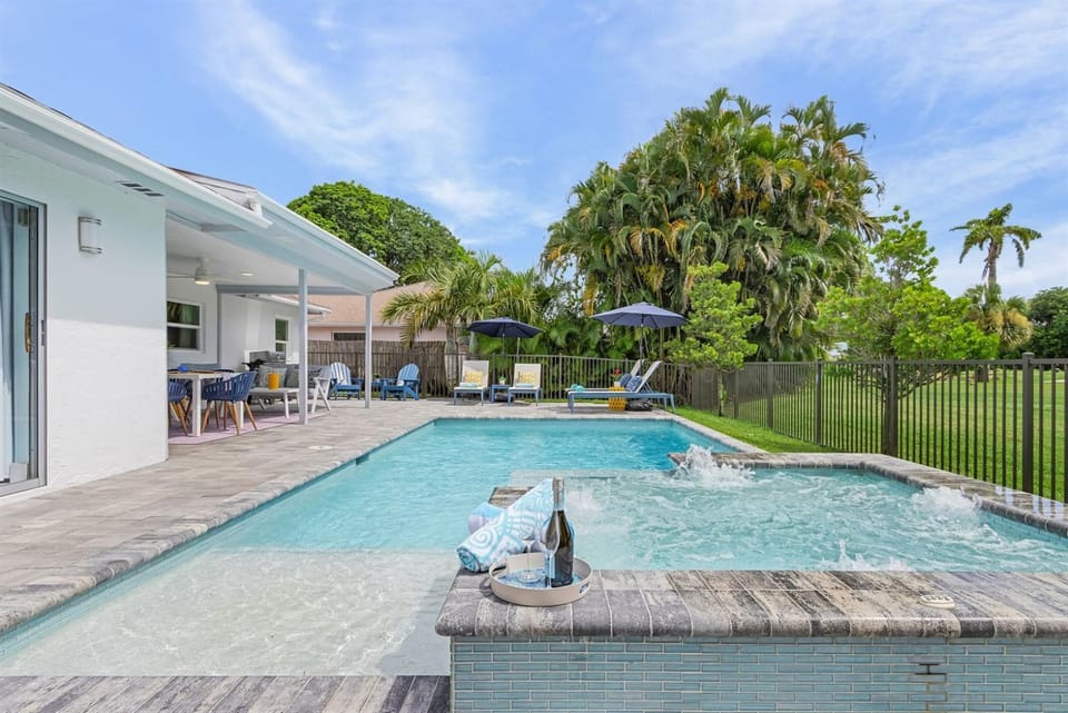 Luxury Golf-Front Retreat 3BR3BA HTD Pool, Jacuzzi, GOLF AVAILABLE House in Naples