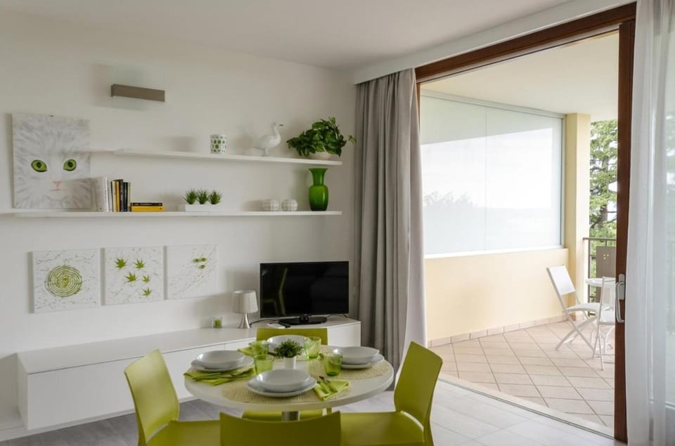 TV and multimedia, Seating area, Dining area