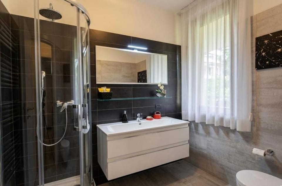 Shower, Toilet, Bathroom, towels
