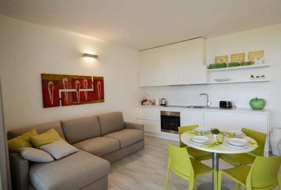 Coffee/tea facilities, Kitchen or kitchenette, Seating area, Dining area, stove, toaster