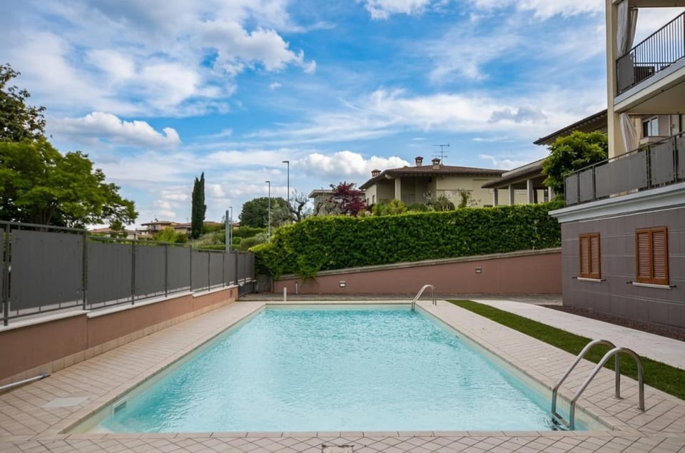 Property building, Day, Swimming pool, sunbed