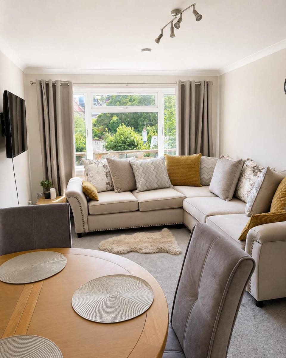 Tip-Top 2-Bed, Hot Tub due 18th Sept 2026, parking & small dog Apartment in Lyme Regis