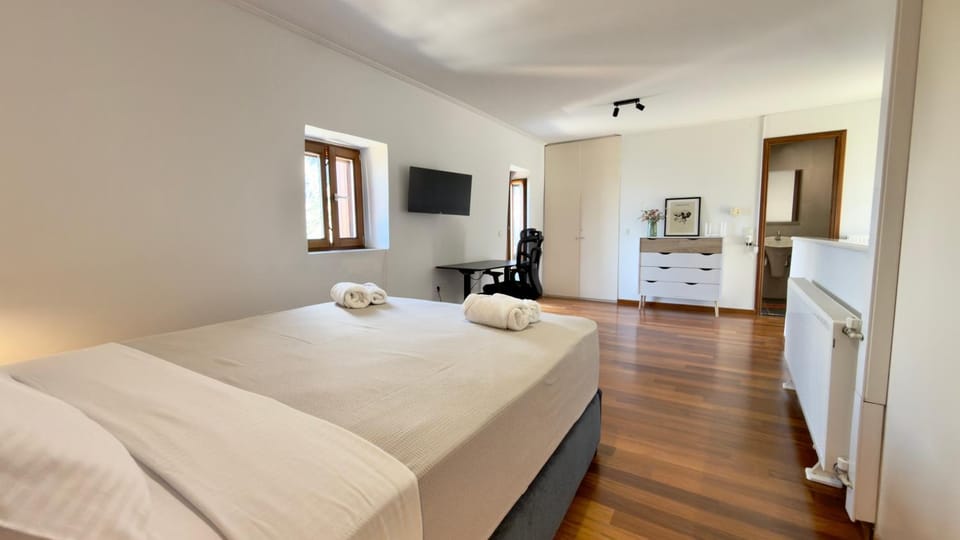 Bed, TV and multimedia, Bedroom