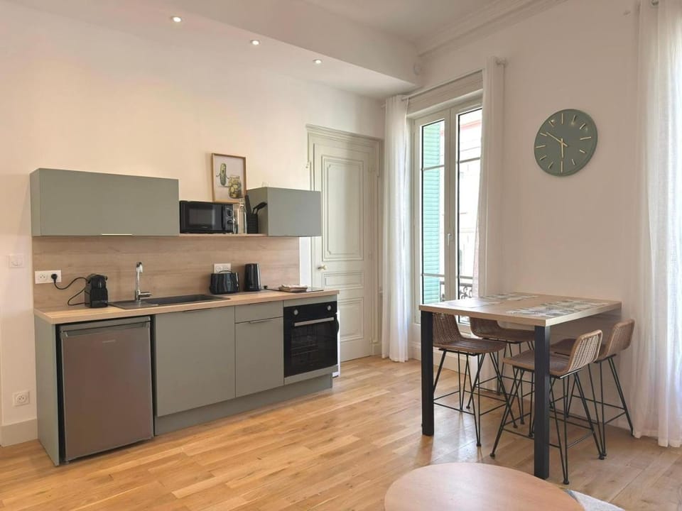 Coffee/tea facilities, Dining area, heating, internet, microwave, oven, toaster, kitchen