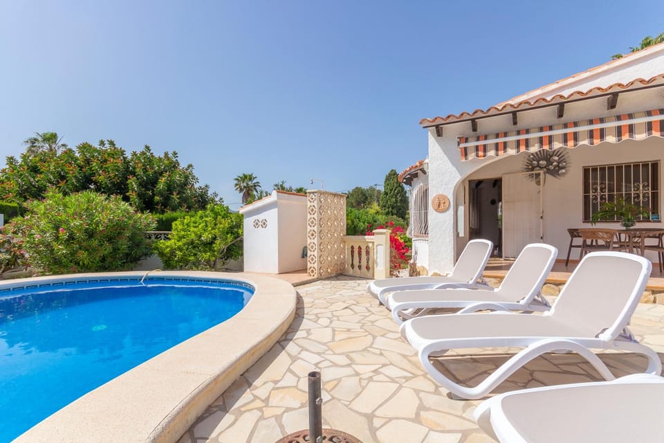 Property building, Patio, Day, Pool view, Swimming pool, Swimming pool, sunbed