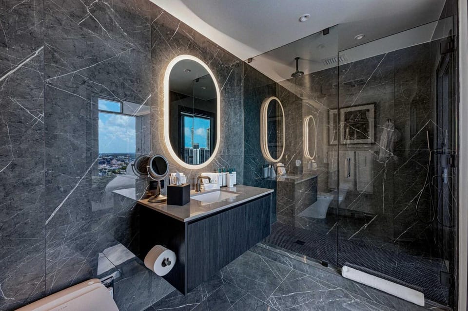 Luxury E11EVEN Residence Pool Beach Club & Gym House in Miami