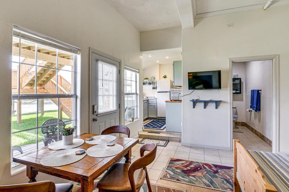 Waterfront Studio w/ Dock, 8 Mi to Kemah Boardwalk Apartment in League City