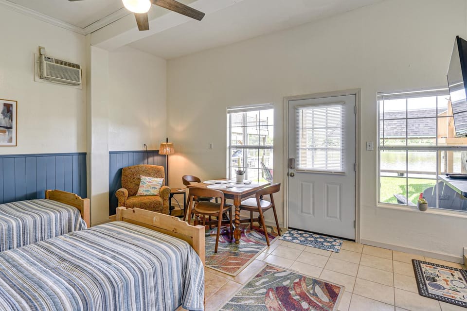 Waterfront Studio w/ Dock, 8 Mi to Kemah Boardwalk Apartment in League City