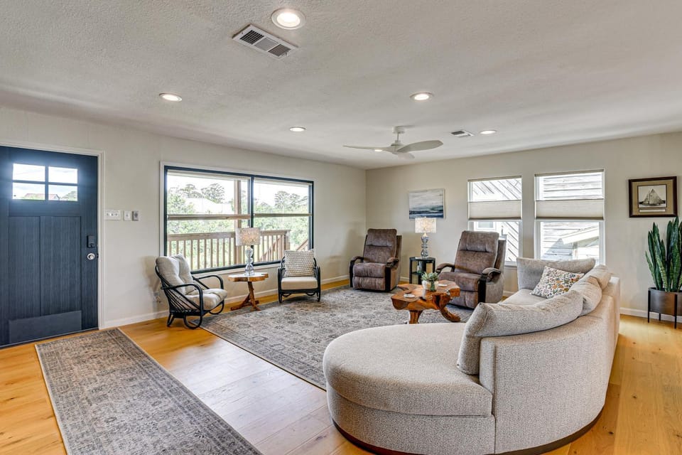 Elegant Waterfront Retreat w/ Dock in Dickinson Apartment in League City