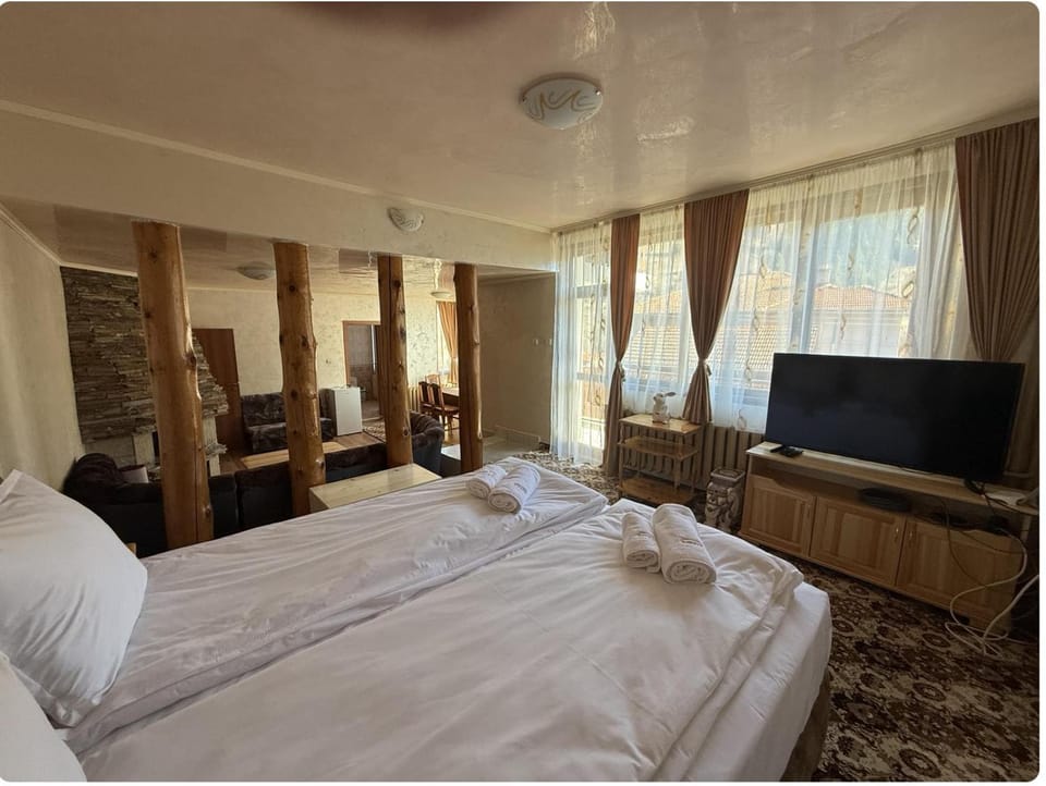 Bed, TV and multimedia, Photo of the whole room, Bedroom