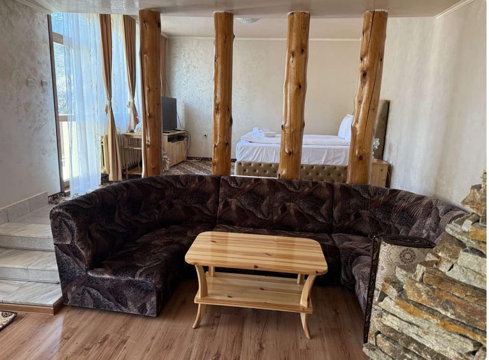 Photo of the whole room, Seating area