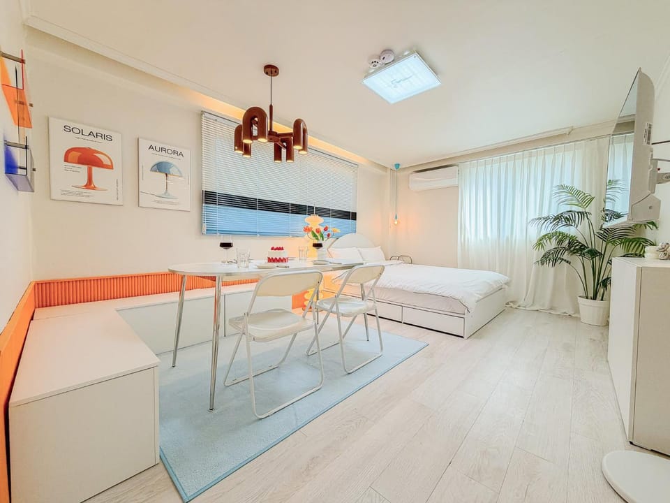 Bed, Dining area, Bedroom