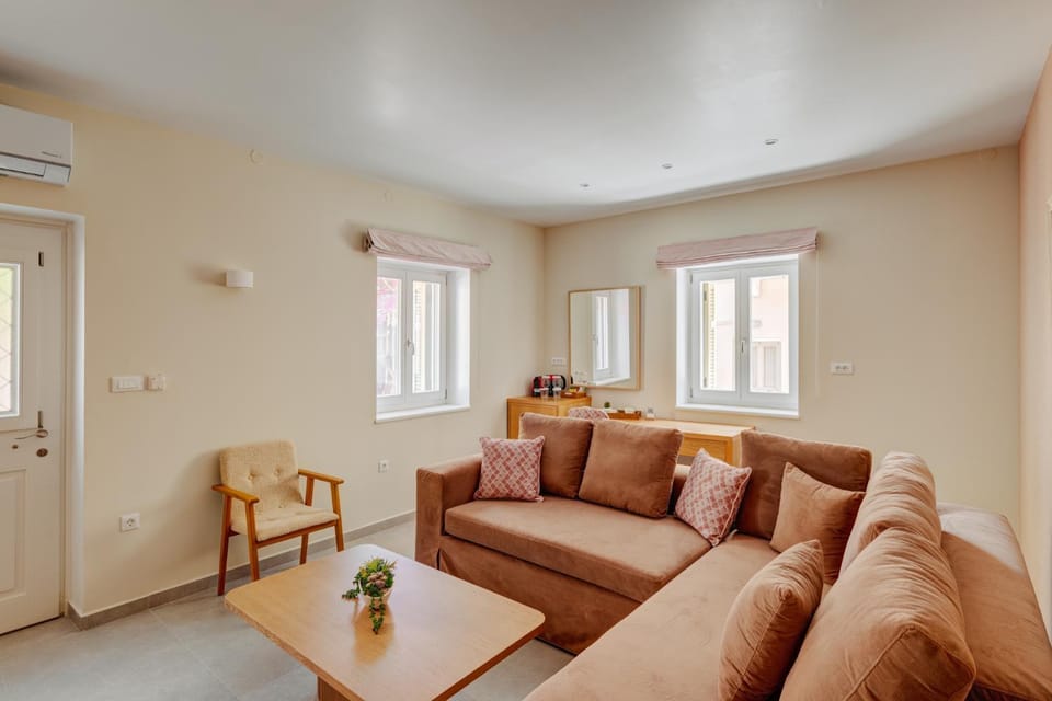 Living room, Seating area, Dining area, internet, air conditioner