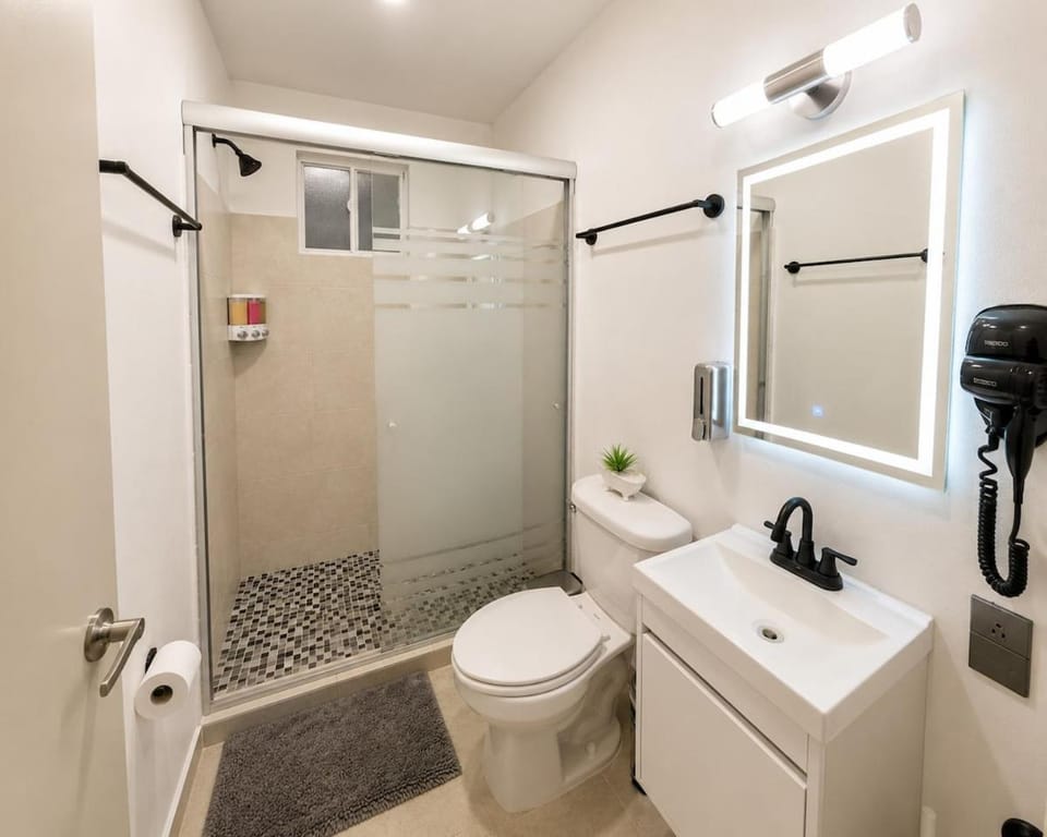 Shower, Toilet, Bathroom, towels
