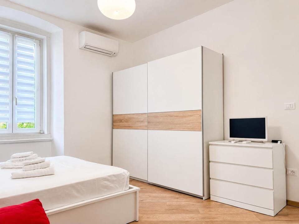 Bed, TV and multimedia, Photo of the whole room, Bedroom, wardrobe, air conditioner