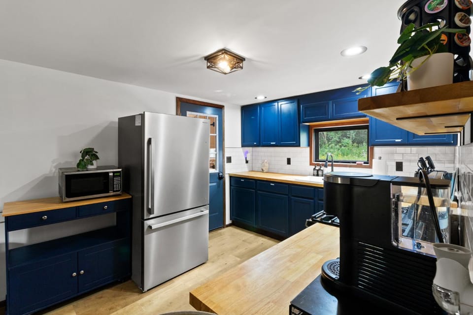 Kitchen or kitchenette, dishwasher, oven, stove