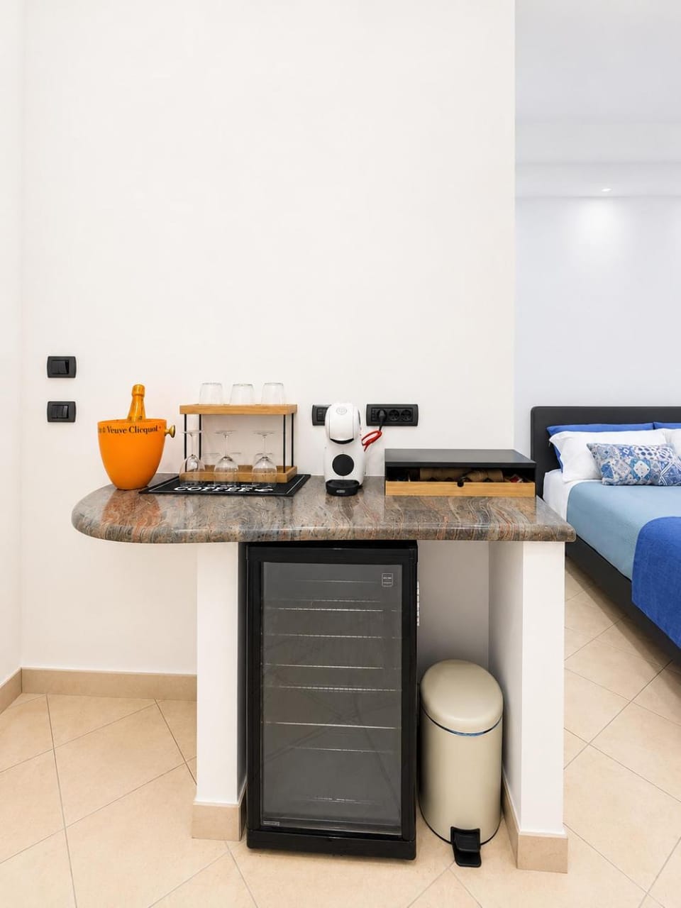 Coffee/tea facilities, minibar