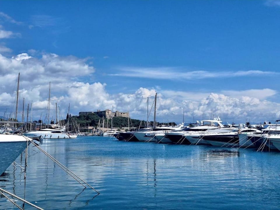 Escapade Antiboise avec parking inclus Docked boat in Antibes