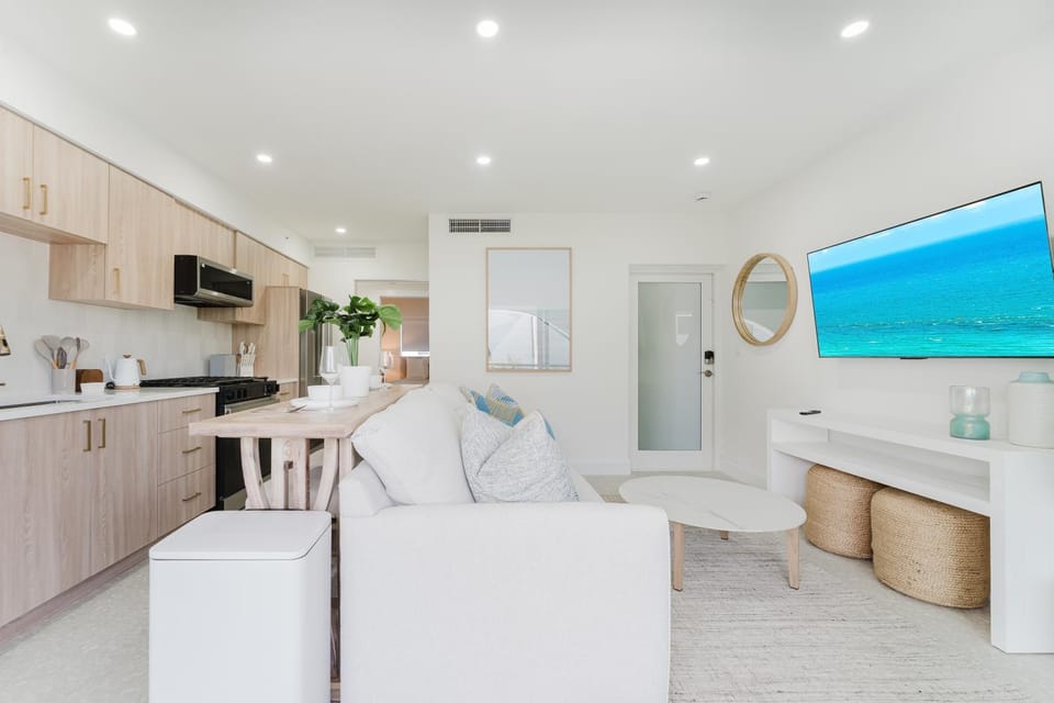 TV and multimedia, Coffee/tea facilities, Living room, Seating area, Dining area, dishwasher, stove