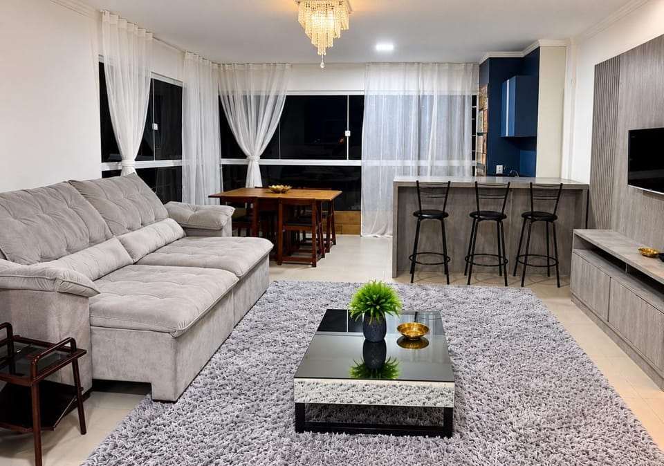 Apartamento completo com Vista mar a 50m da Praia 2 quartos 2 banheiros churrasqueira Wi-Fi e Garagem privativa até 8 hóspedes guarda sol cooler e cadeira de praia Apartment in State of Santa Catarina