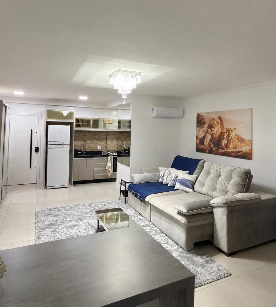Apartamento completo com Vista mar a 50m da Praia 2 quartos 2 banheiros churrasqueira Wi-Fi e Garagem privativa até 8 hóspedes guarda sol cooler e cadeira de praia Apartment in State of Santa Catarina