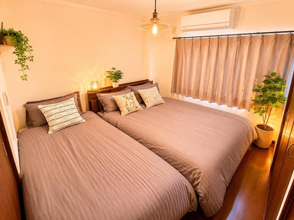 Bed, Photo of the whole room, Bedroom, air conditioner