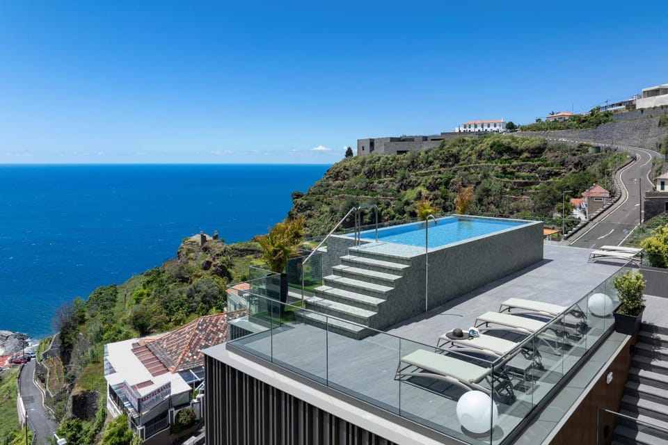 Property building, View (from property/room), Balcony/Terrace, Sea view, Swimming pool, sunbed