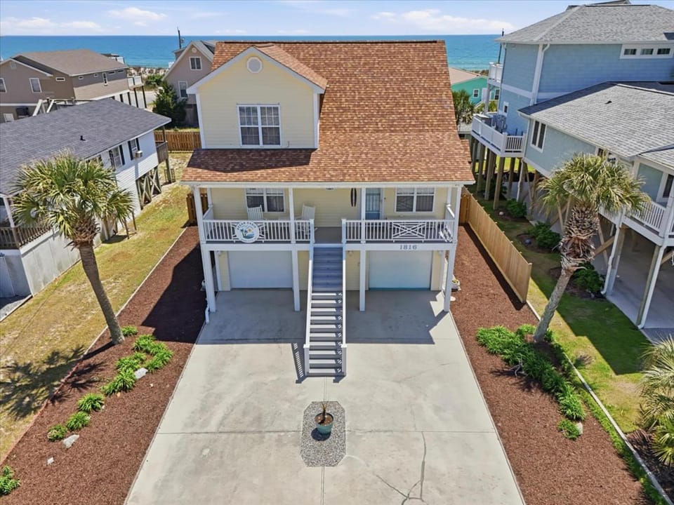 Property building, Facade/entrance, Neighbourhood, Bird's eye view, Garden, Beach, Sea view, Parking