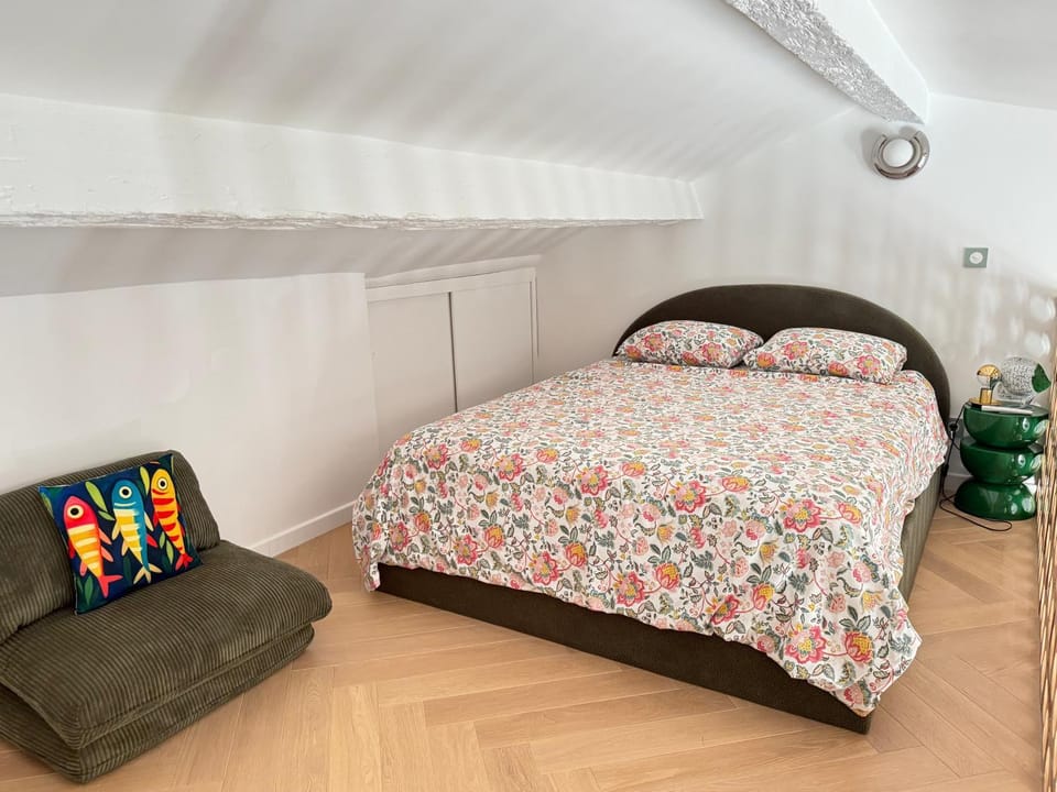 Bed, Photo of the whole room, Bedroom