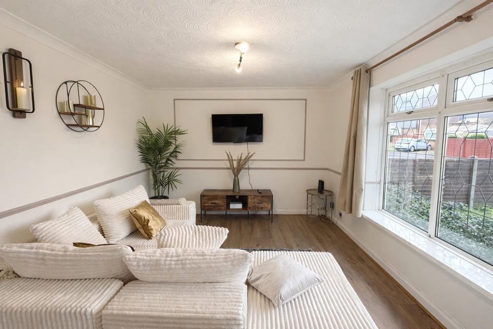 Communal lounge/ TV room, TV and multimedia, Living room, Seating area, Evening entertainment