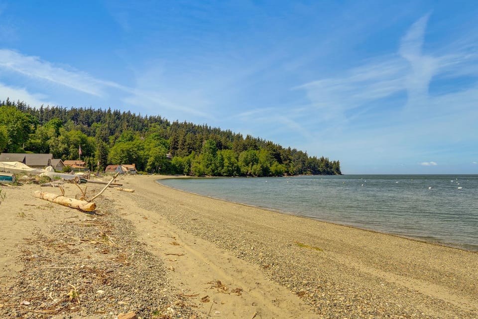 Beachfront Oasis! Luxe Lummi Island Retreat House in Lummi Island