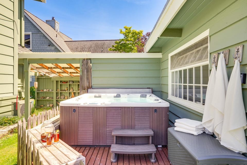 Beachfront Oasis! Luxe Lummi Island Retreat House in Lummi Island