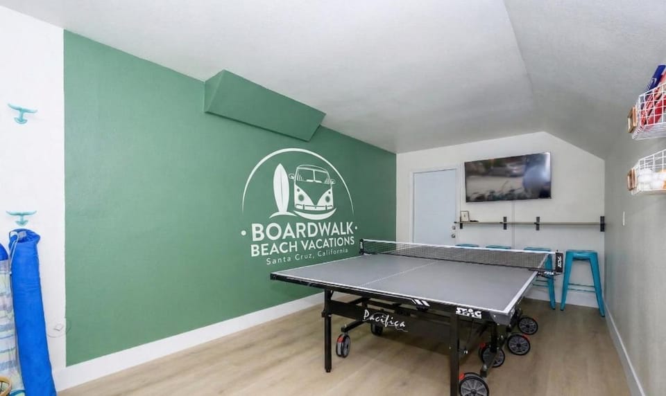 Boardwalk Beach Retreat Walk to Beach Free Parking House in Santa Cruz