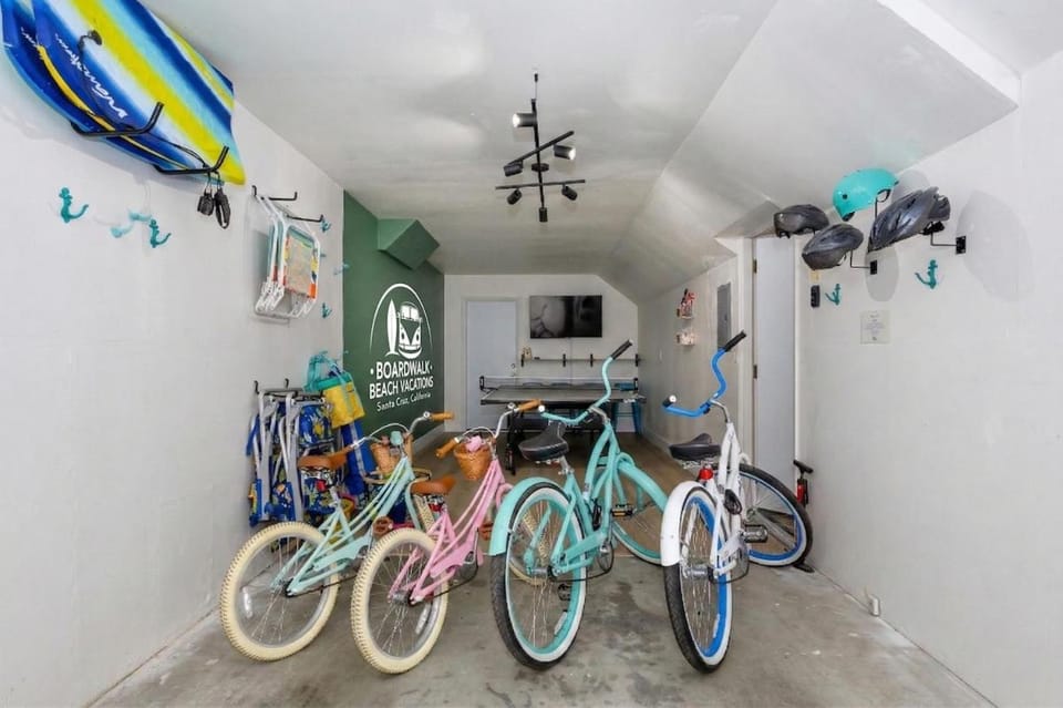 Boardwalk Beach Retreat Walk to Beach Free Parking House in Santa Cruz