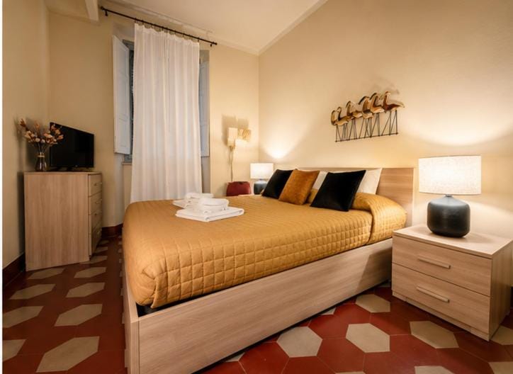 Bed, TV and multimedia, Photo of the whole room, Bedroom, towels