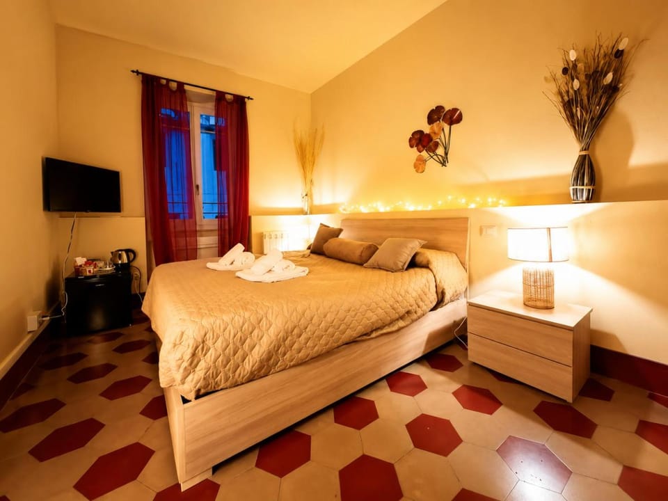Bed, TV and multimedia, Photo of the whole room, Bedroom
