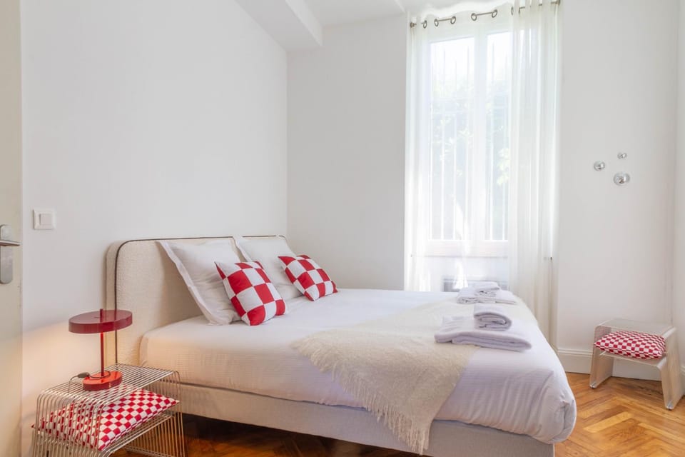 Photo of the whole room, Bedroom, towels